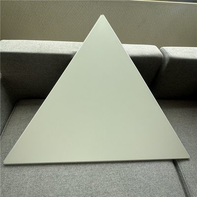 Het geperforeerde Akoestische Driehoekige Aluminium lag in Plafondcomité 1000x1000x1000MM