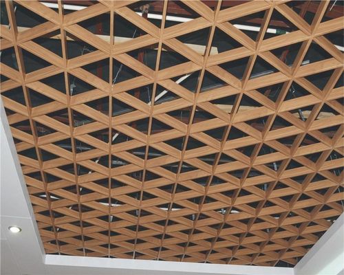 Metalen plafondtegels met driehoekige open cellen met aluminium metalen roosterplafond