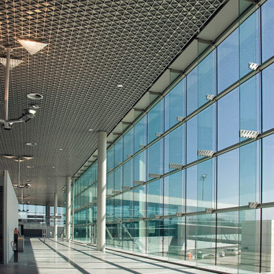 Metalen plafondtegels met driehoekige open cellen met aluminium metalen roosterplafond