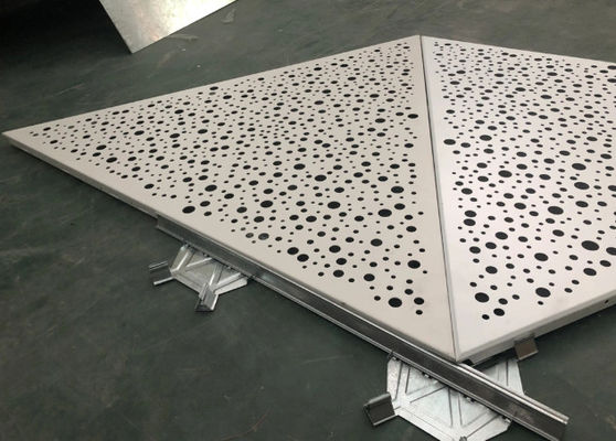 Geperforeerd aluminium metalen driehoekig plafond ISO9001 voor luchthavenproject