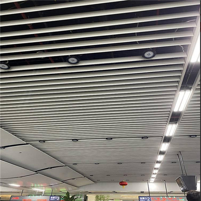 50x150 het Plafond van het aluminiummetaal dreef het kogel-Gevormde Systeem van het Schotplafond uit