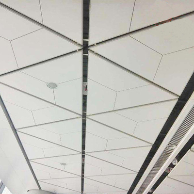 De klantgerichte Driehoekige Klem van het Kleurenaluminium in Plafond 1000x1000x1000mm