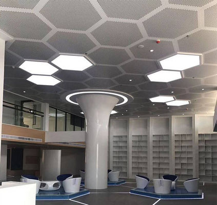 462x462x462x462x462x462 Geperforeerde Aluminium Metalen Plafond Zeshoekige Plafondtegel Met Witte Kleur
