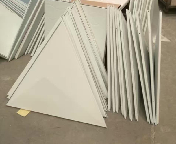 Aluminium Driehoekig klem-in Plafond voor Convention Center -Muurdecoratie