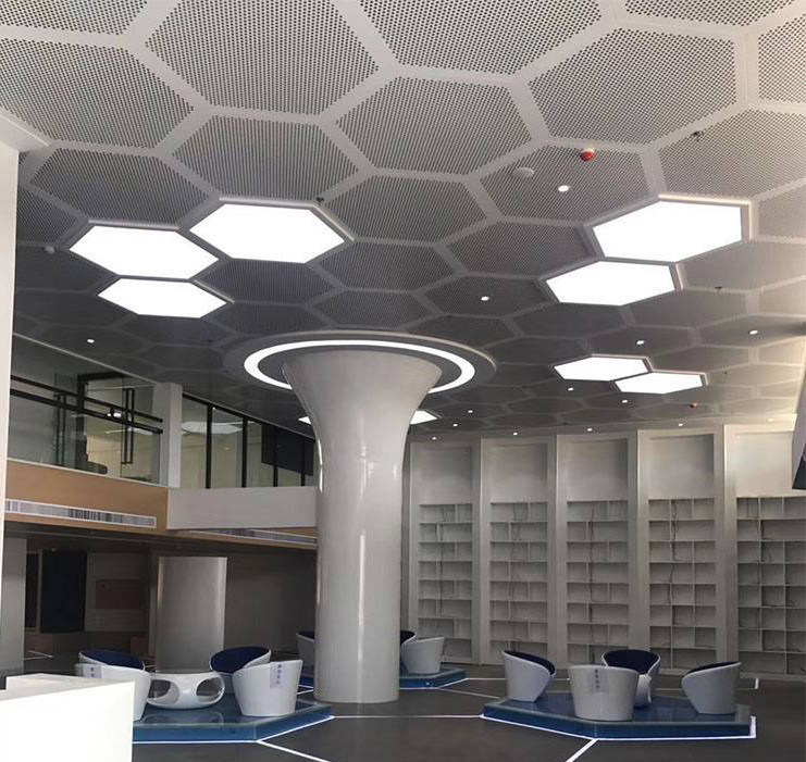 462x462x462x462x462x462 Geperforeerde Aluminium Metalen Plafond Zeshoekige Plafondtegel Met Witte Kleur